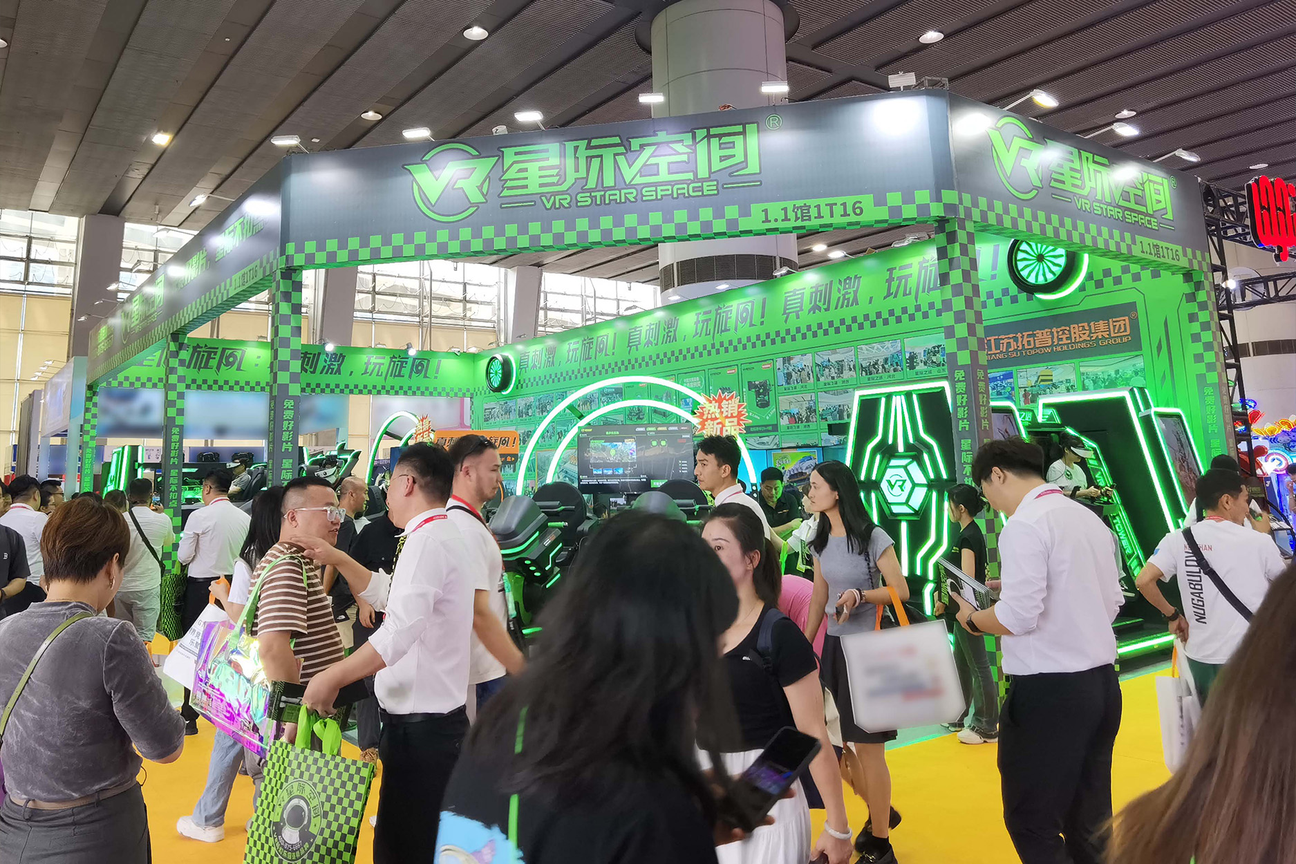 《星际空间：VR展馆的巅峰之作，宇宙奇境等你来探》