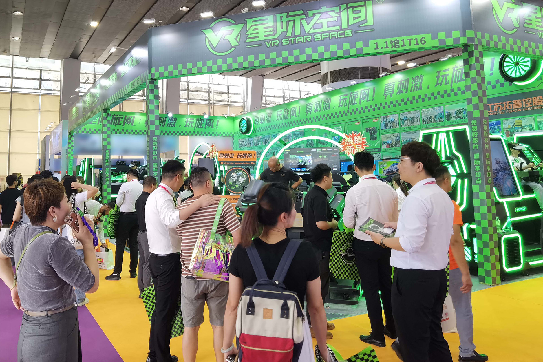 《星际空间：VR体验馆的宇宙奇幻之旅》