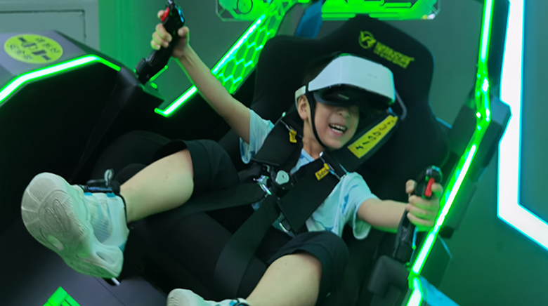 360°旋转 + 失重冲刺！星际穿梭 VR 为何让玩家跪着喊 