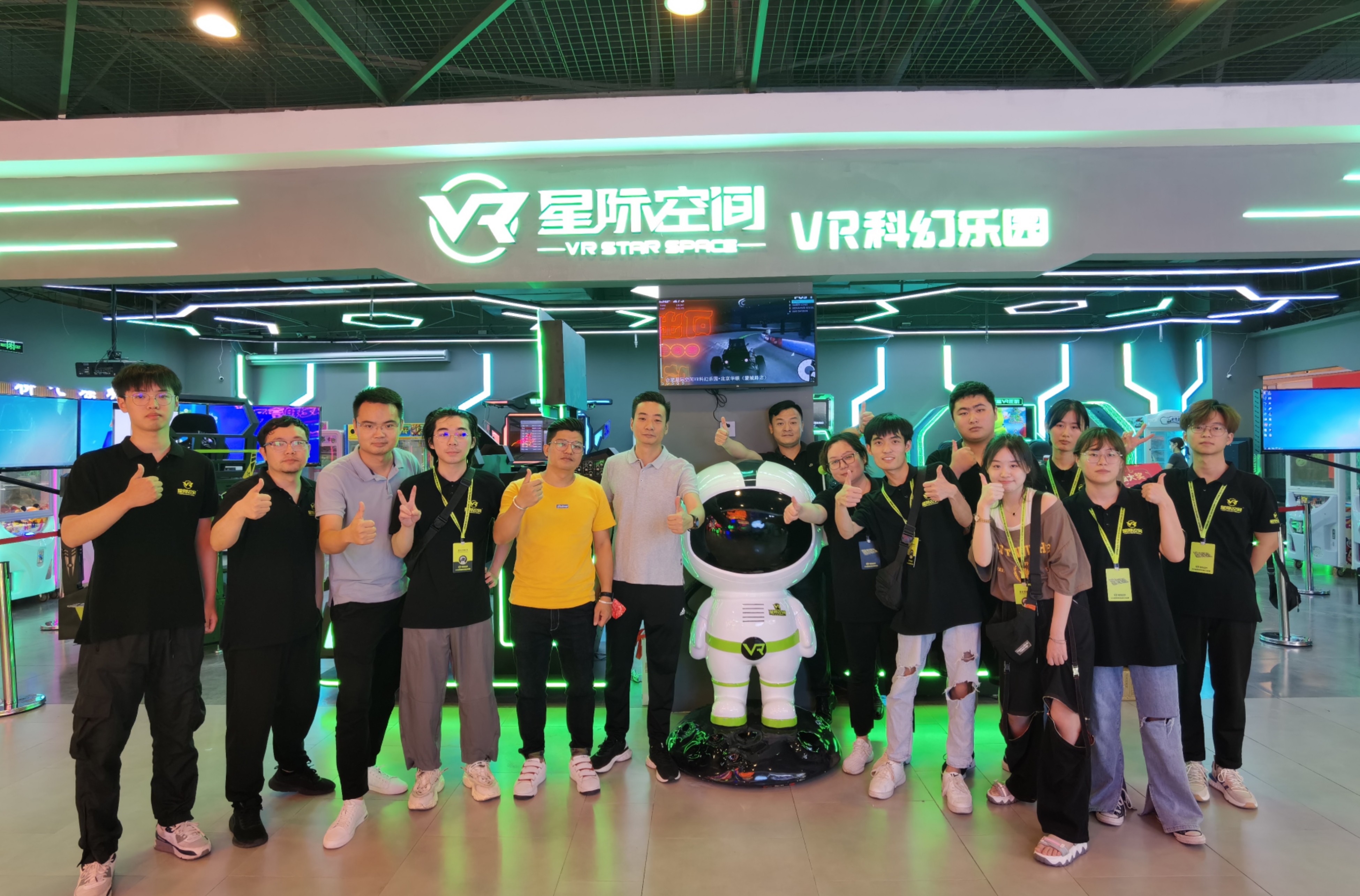 一家开在负一楼的VR科幻乐园，生意出乎意料的好！