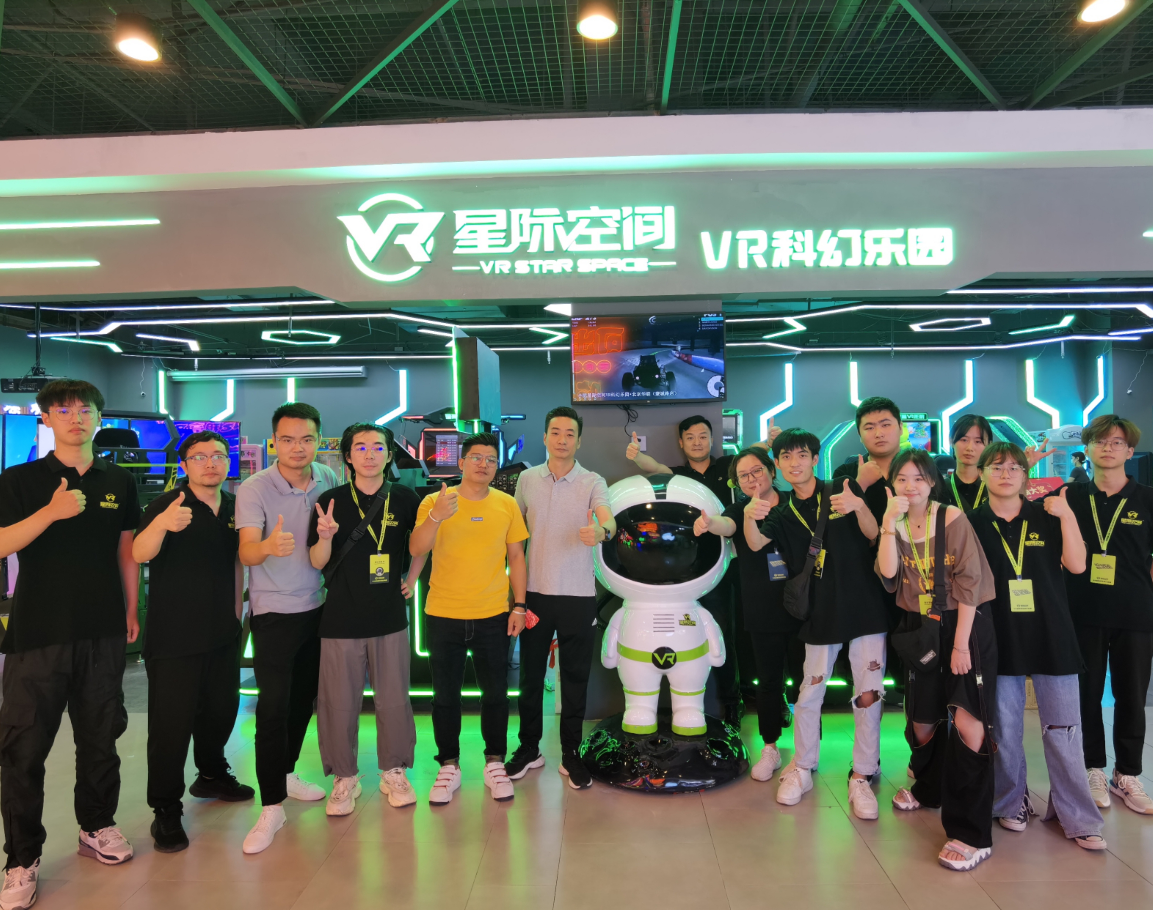 一家开在负一楼的VR科幻乐园，生意出乎意料的好！