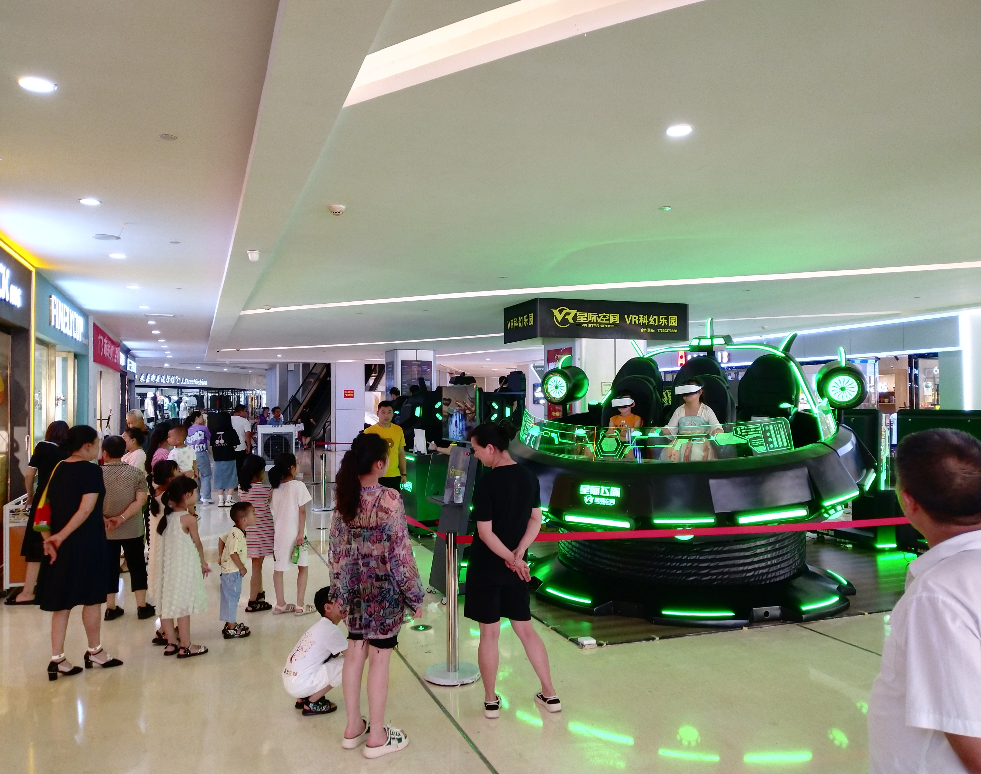 星际空间重庆店火爆场景