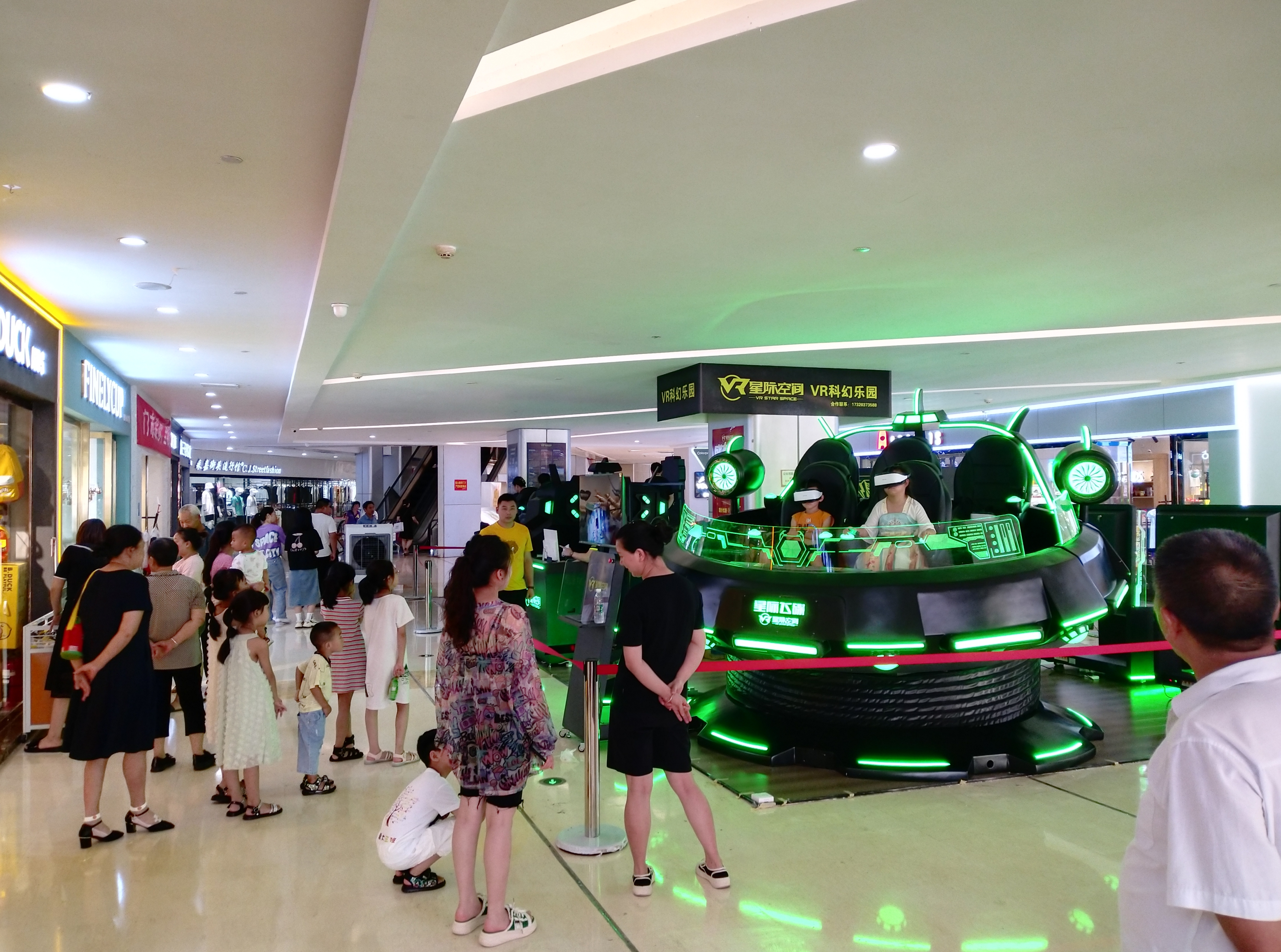 星际空间重庆店火爆场景