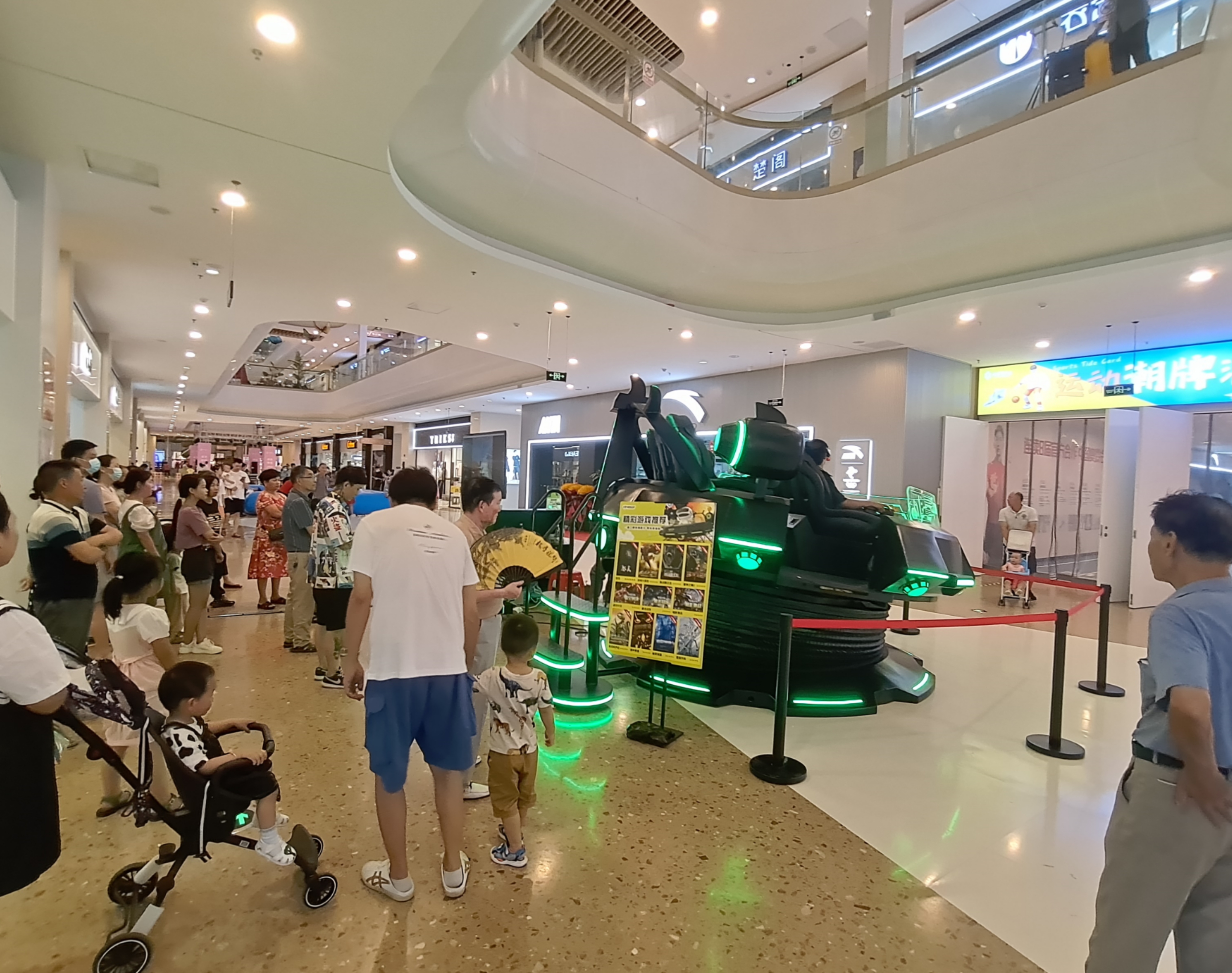星际空间湖北黄冈店火爆场景