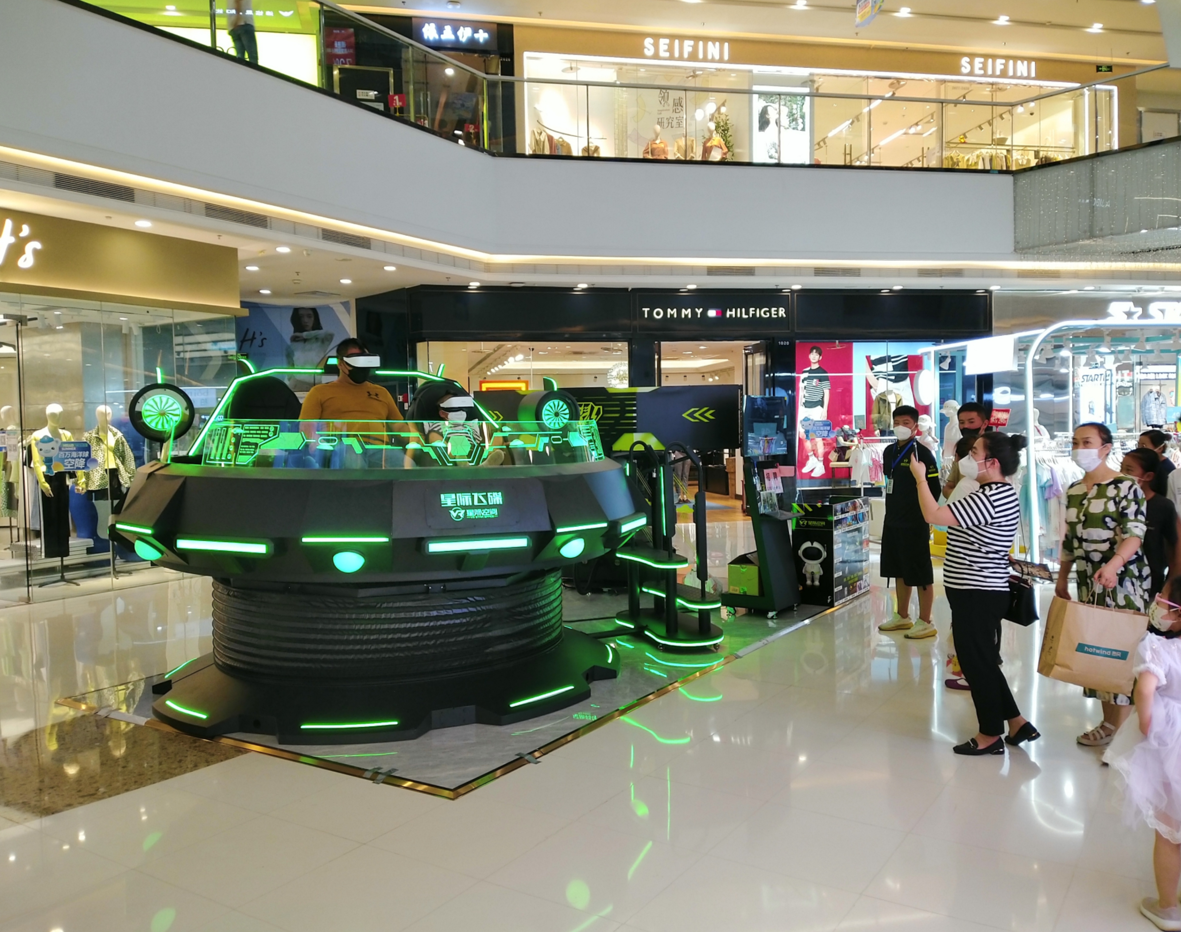 星际空间甘肃兰州店火爆场景