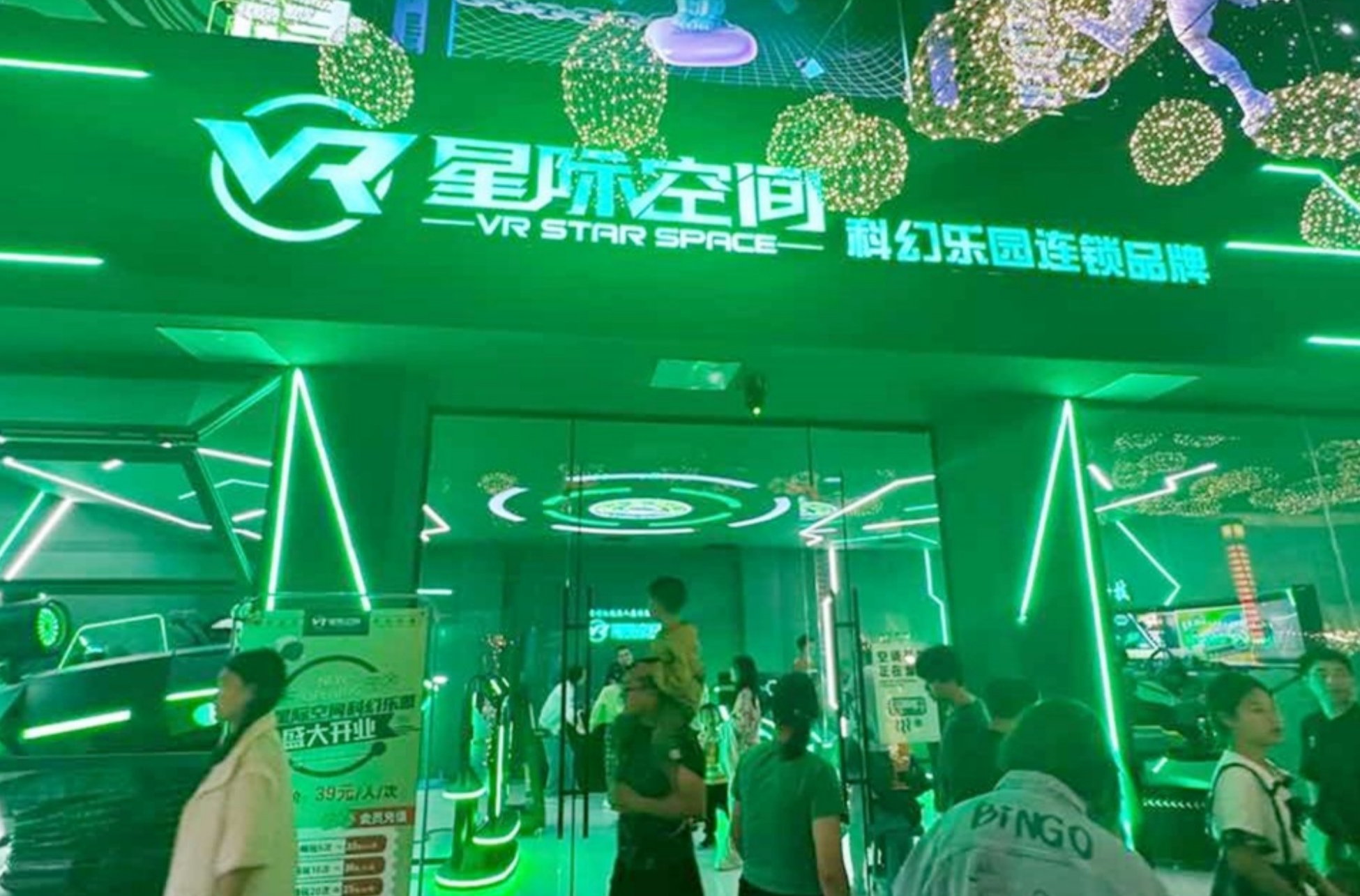 一抓娃娃机店变身VR科幻乐园，在贵阳青云市集火出了圈！