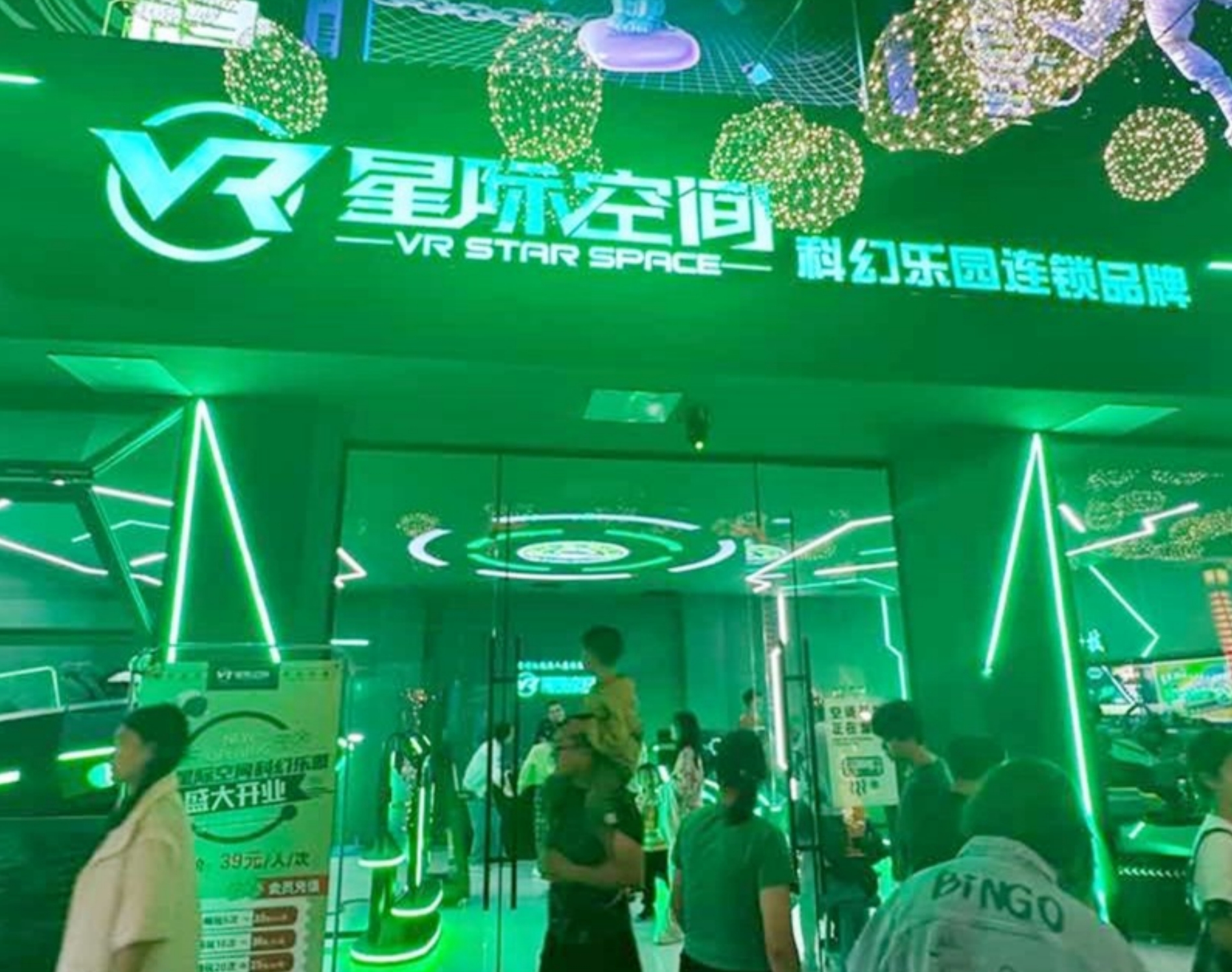 一抓娃娃机店变身VR科幻乐园，在贵阳青云市集火出了圈！