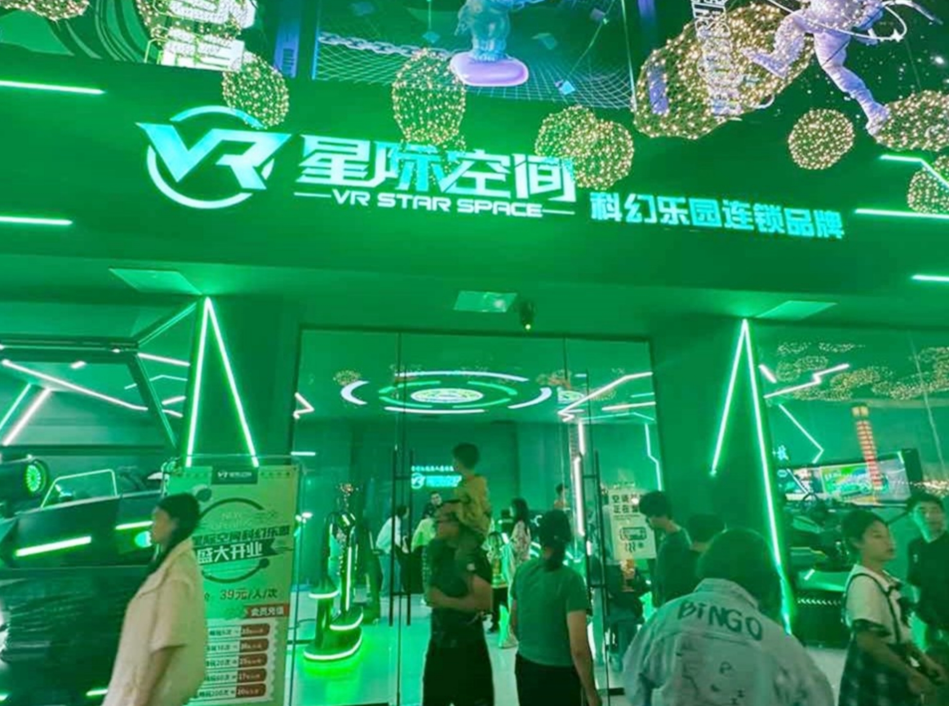 一抓娃娃机店变身VR科幻乐园，在贵阳青云市集火出了圈！